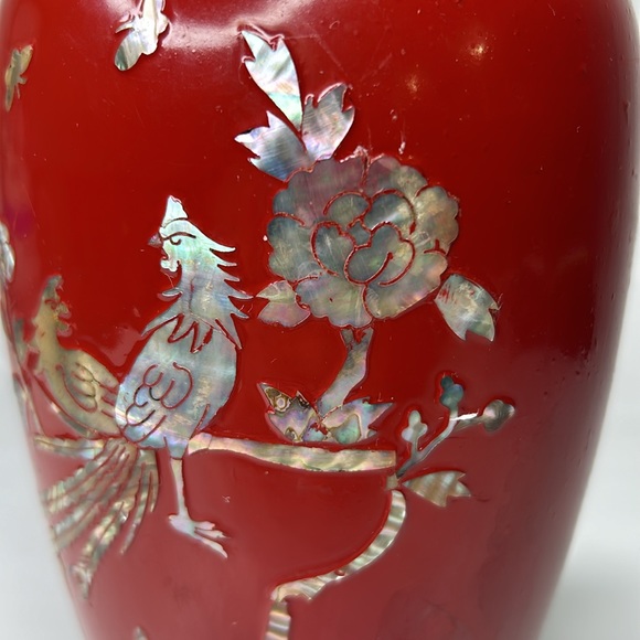 Vintage 🦤 Korean Red Lacquer Brass Vase Mother of Pearl Inlay Phoenix Bird - Picture 13 of 16
